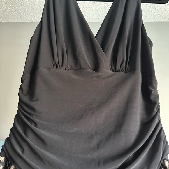 SUPER comfortable, classy black and lace dress. Gold underneath - Picture 6 of 9